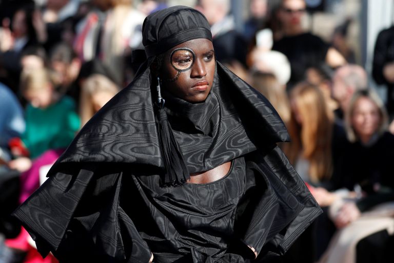 طريقة غريبة للبس الحجاب  صيحات غريبة لخريف وشتاء 2018