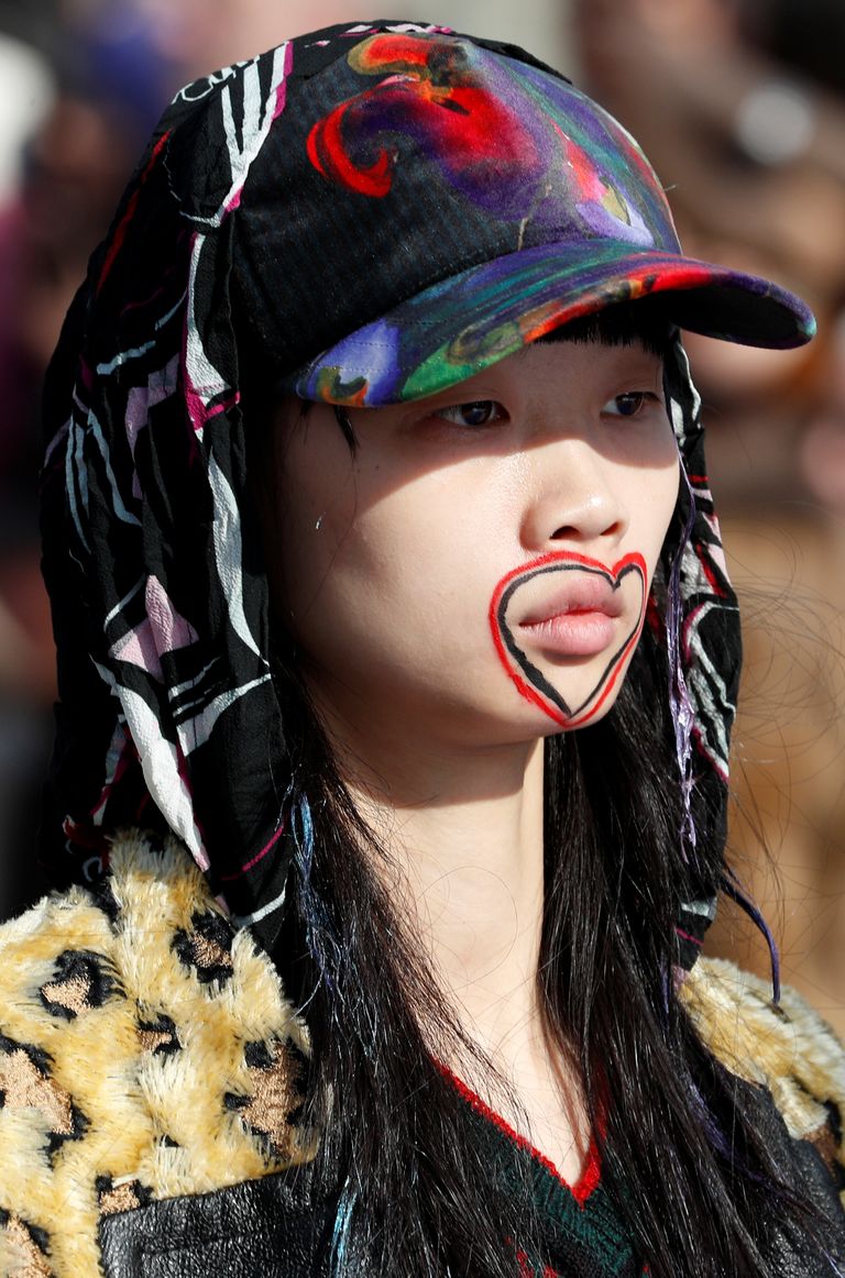 المعطف الشتوي صيحات غريبة لخريف وشتاء 2018