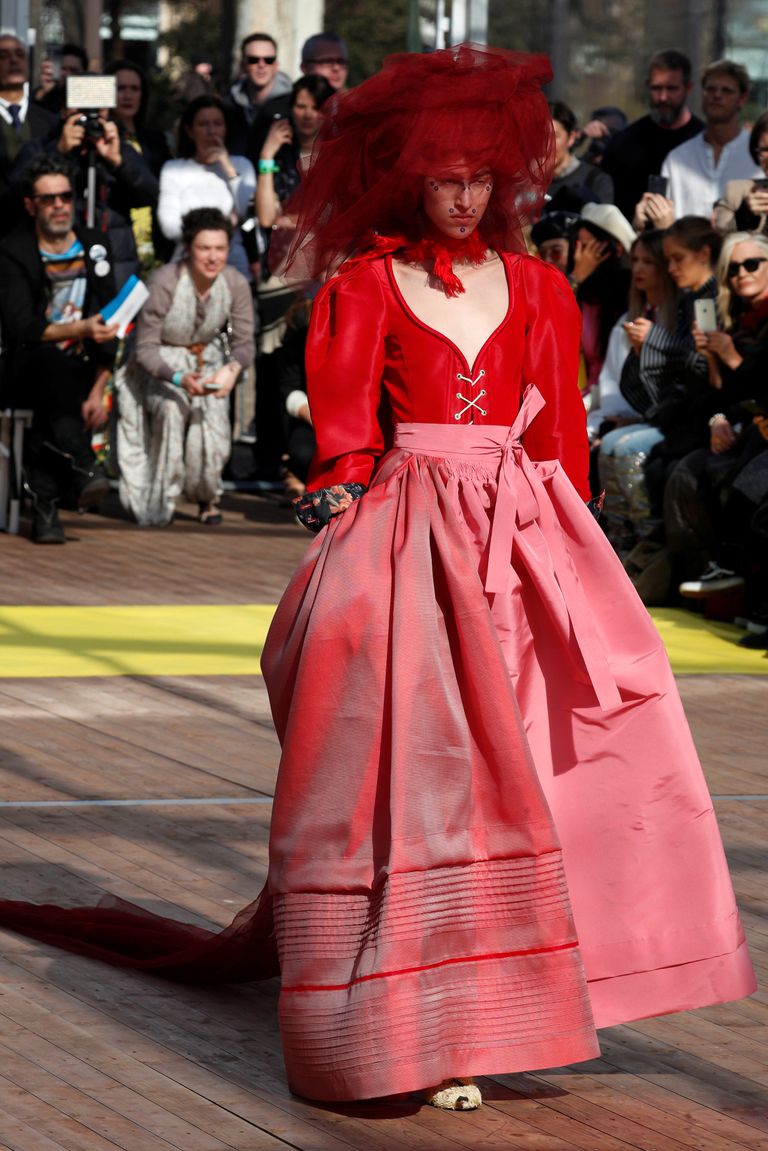 طرحة العروس الحمراء صيحات غريبة لخريف وشتاء 2018