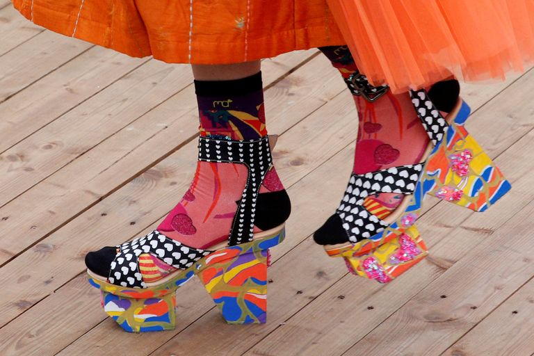 الكعب العالي الملون الياباني صيحات غريبة لخريف وشتاء 2018