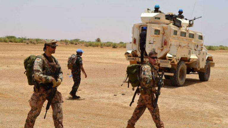 قوة من الجيش الفرنسي في شمال مالي قوة من الجيش الجزائري في الصحراء