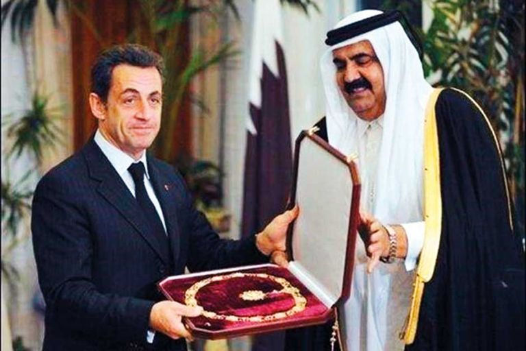 ساركوزي يقبل هدية من أمير قطر السابق خلال زيارة إلى الدوحة في عام 2008 أمير قطر ووالده حمد بن خليفة خلال إحدى مباريات باريس سان جيرمان
