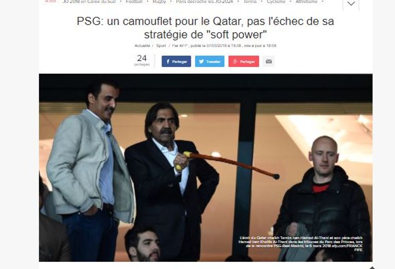 الصحف الفرنسية ابرزت مؤشرات فشل وتراجع قطر في أوروبا أمير قطر ووالده حمد بن خليفة خلال إحدى مباريات باريس سان جيرمان