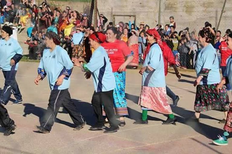 مباراة نسوية في قرية بوزقان الجزائرية  نساء القرية الجزائرية خلال المباراة