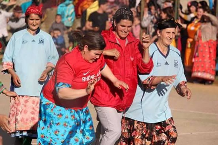 مباراة نسوية في قرية بوزقان الجزائرية  نساء القرية الجزائرية خلال المباراة