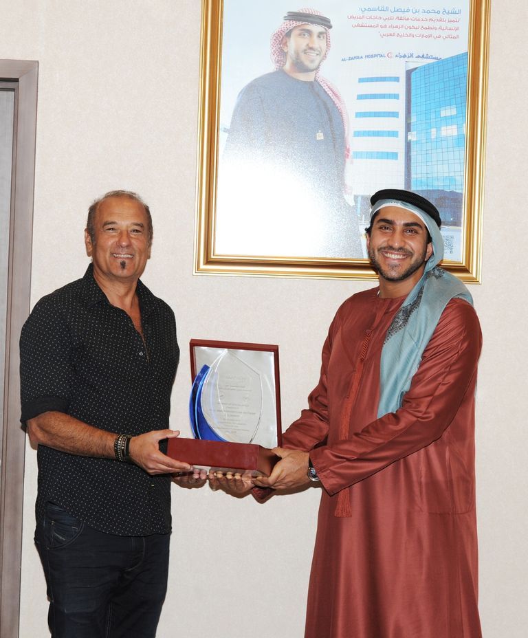 الشيخ محمد بن فيصل القاسمي مع أحد رسامي المهرجان تفاعل الجمهور مع أحد الرسامين بالمهرجان