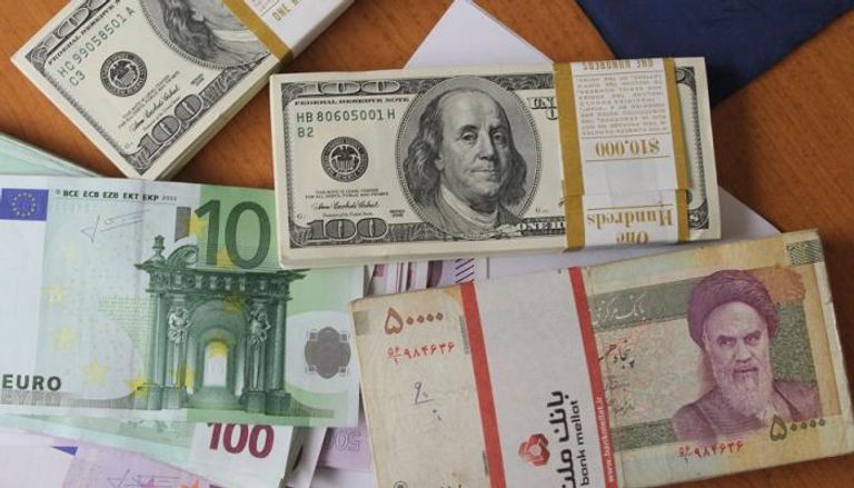 الريال الإيراني يواصل الهبوط أمام الدولار