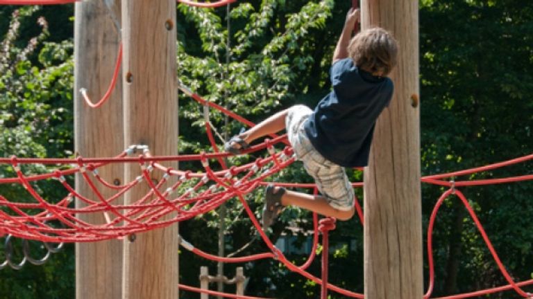 جسور متذبذبة وأبراج تسلق على ارتفاعات كبيرة نسبياً