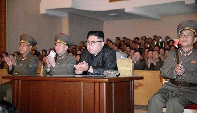  زعيم كوريا الشمالية كيم جونج أون وسط قادته العسكريين - أرشيفية