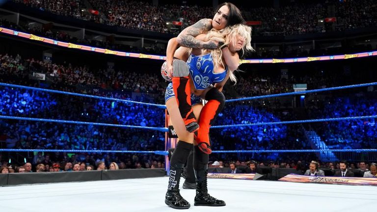 الحكم يعلن فوز تشارلوت