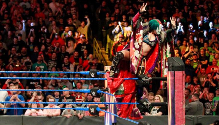 أسكا تتحدى تشارلوت في عرض "راسلمانيا"