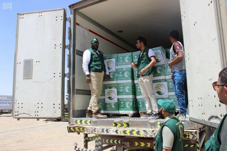 المساعدات تأتي في إطار المشروعات التي يقدمها مركز الملك سلمان للإغاثة لجميع المحافظات اليمنية وصول شاحنات مساعدات غذائية من مركز الملك سلمان للإغاثة إلى اليمن