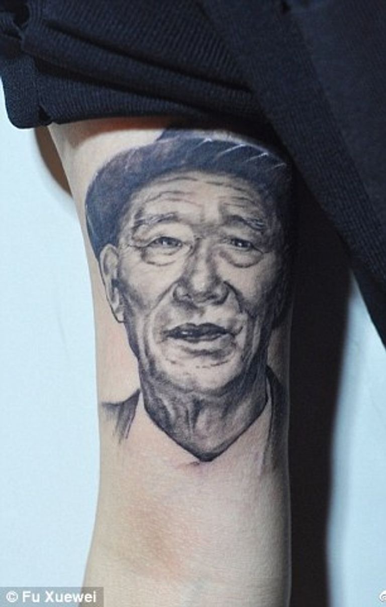 وشمت فو صورة جدها على ذراعها فو تحاول تحقيق أمنية جدها برؤيتها عروساً قبل وفاته