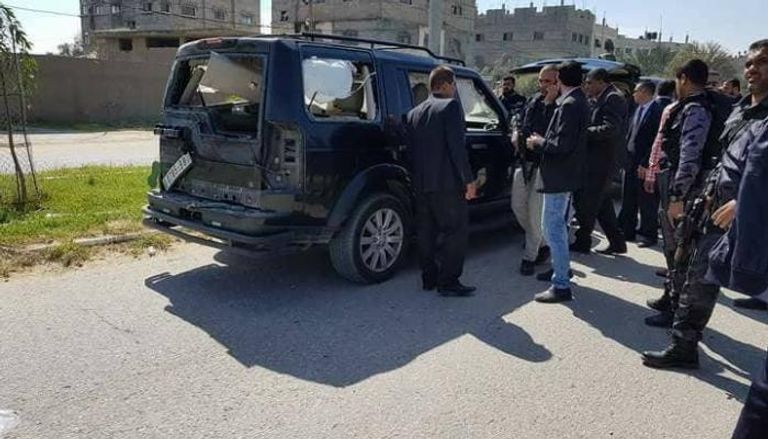 آثار الانفجار على سيارة تابعة لموكب رئيس الوزراء الفلسطيني