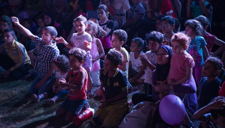 أطفال مصريون يستمتعون بعرض الدمى بالأوبرا