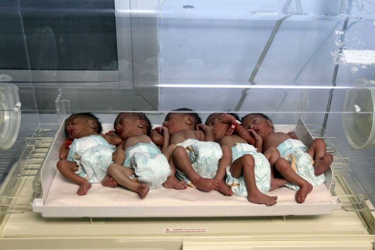 أطفال مصريون يستمتعون بعرض الدمى بالأوبرا