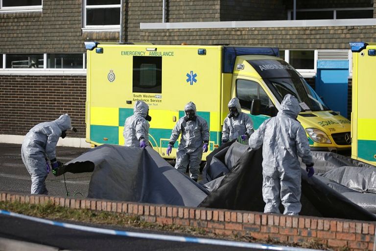 قوات الشرطة البريطانية تعاين موقع الهجوم على الجاسوس وابنته الرئيس الروسي فلاديمير بوتين ورئيسة الوزراء البريطانية تيريزا ماي