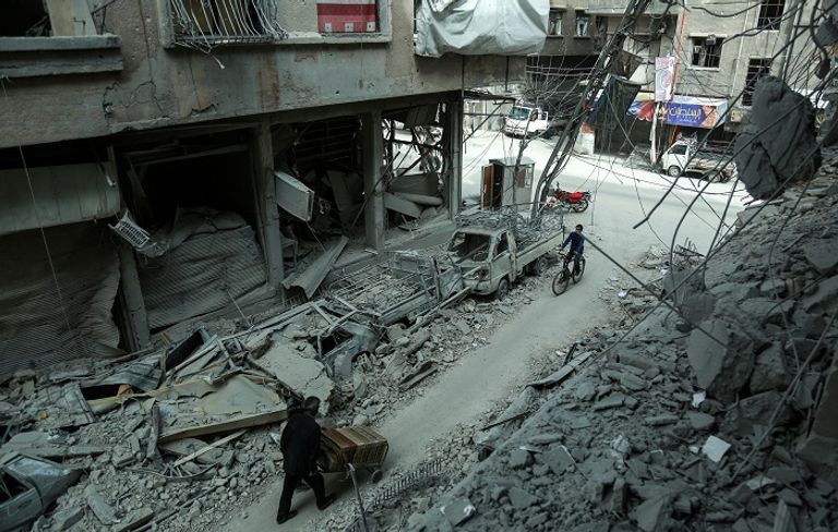 آثار الدمار في الغوطة الشرقية - أرشيفية دخان كثيف جراء القصف العنيف على الغوطة الشرقية - أرشيفية