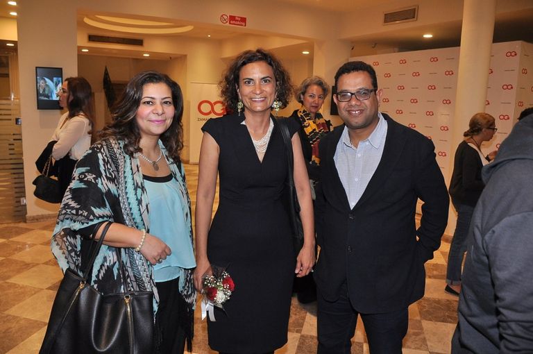 مخرجة الفيلم مع عدد من الحضور نجوم "زهرة الصبار" في العرض الخاص