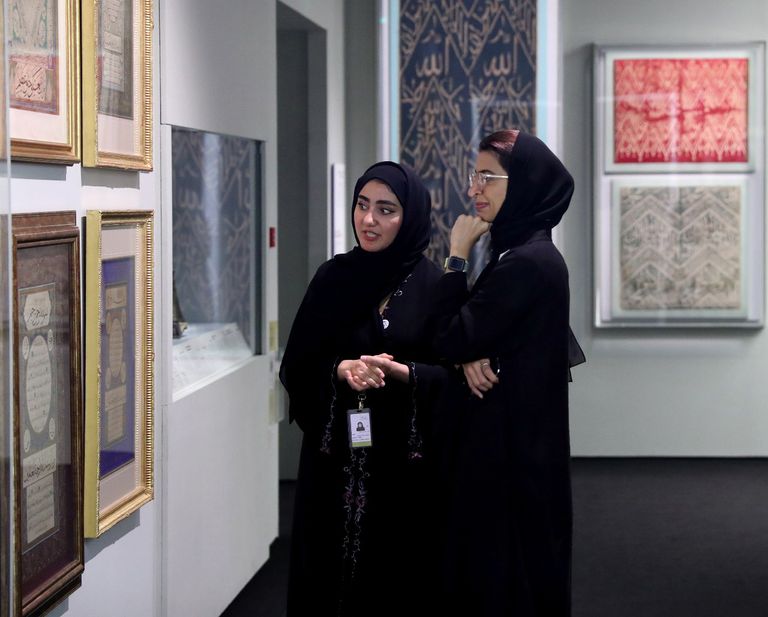 نورة الكعبي تتفقد أرجاء معرض "الحج.. رحلة في الذاكرة" نورة الكعبي خلال جولة في معرض "الحج.. رحلة في الذاكرة"