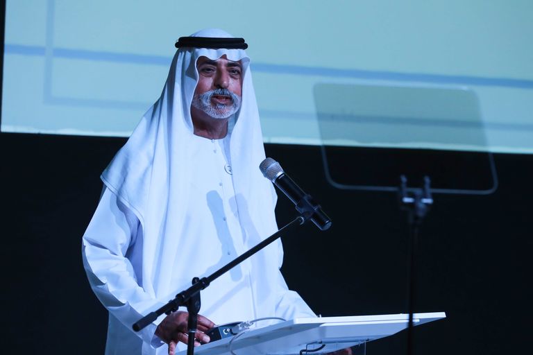 نهيان بن مبارك يكرم 43 امرأة قطعن الصحراء