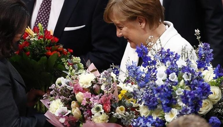 ميركل تتلقى الورود بعد إعادة انتخابها