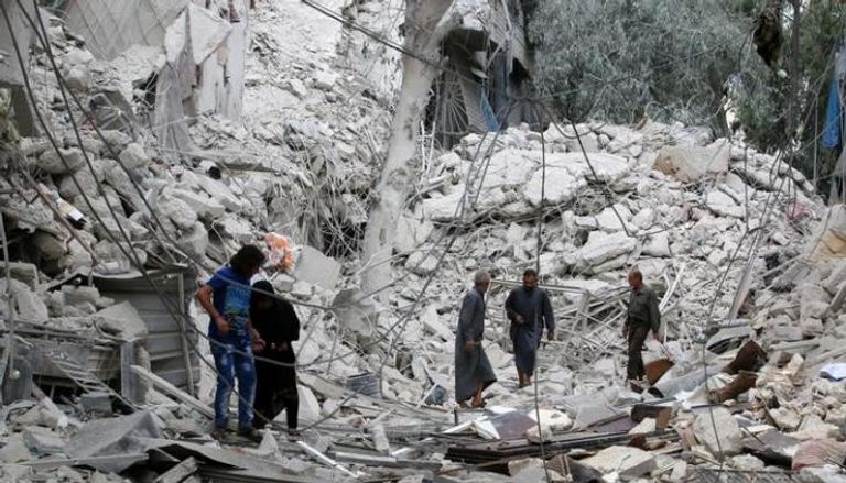 سكان وسط أنقاض منزل دمرته طائرات حربية في حلب- أرشيفية