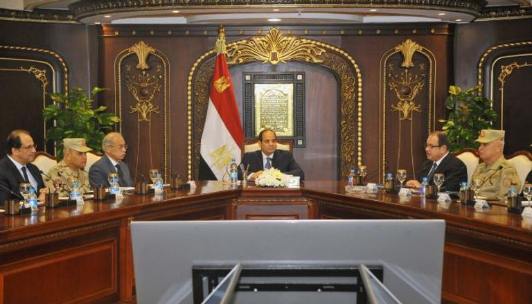الرئيس المصري خلال اجتماعه مع رئيس الوزراء ووزيري الدفاع والداخلية