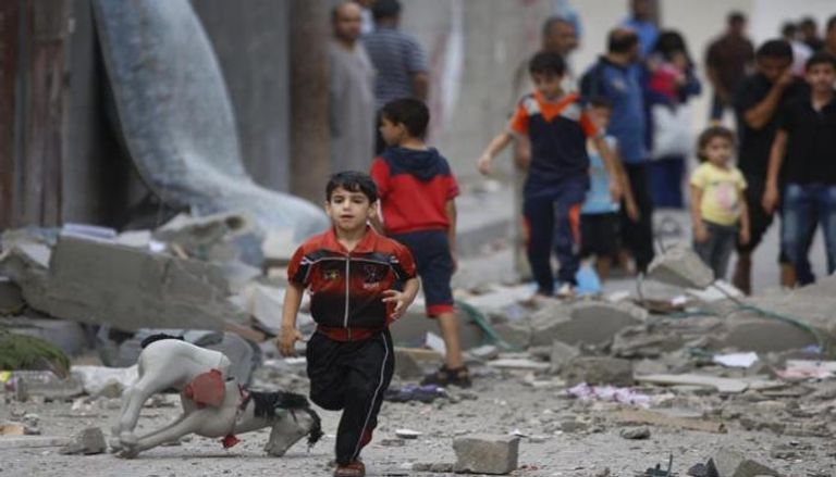 أطفال يلهون في شوارع غزة رغم ضيق الحال