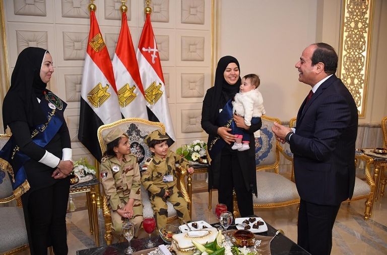 السيسي مع أمهات وأبناء الشهداء السيسي مع أبناء الشهداء