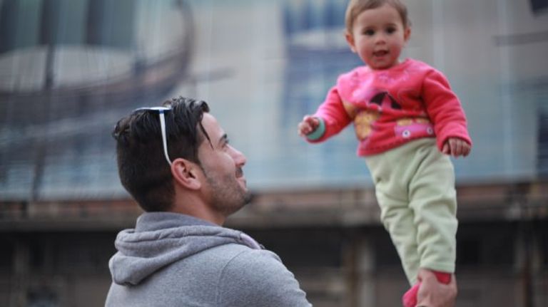 روبين يحاول إسعاد أبناء اللاجئين السوريين بشتى الطرق أبرز قصص اللاجئين لأطفالهم قبل النوم