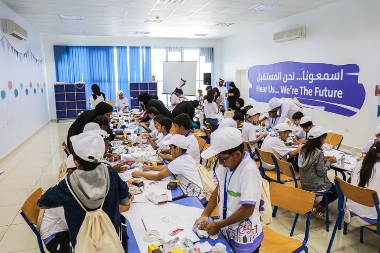 أطفال يستعدون للمشاركة في ملتقى الشارقة للأطفال العرب الـ 13