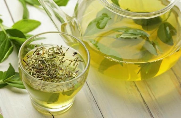 7 أطعمة ومشروبات تحميك من حموضة المعدة