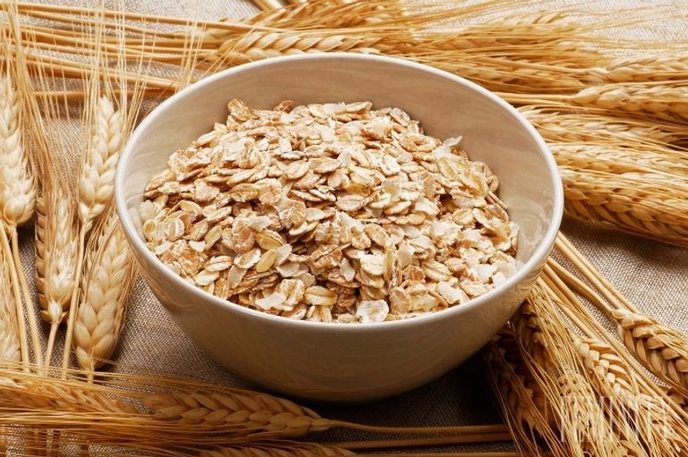 7 أطعمة ومشروبات تحميك من حموضة المعدة