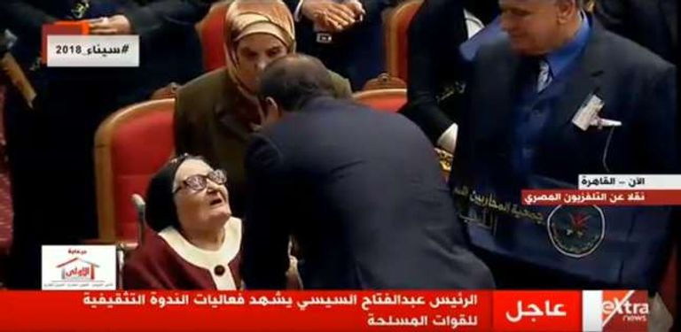 السيسي مع أم الشهيدين السيسي مع أبناء الشهداء