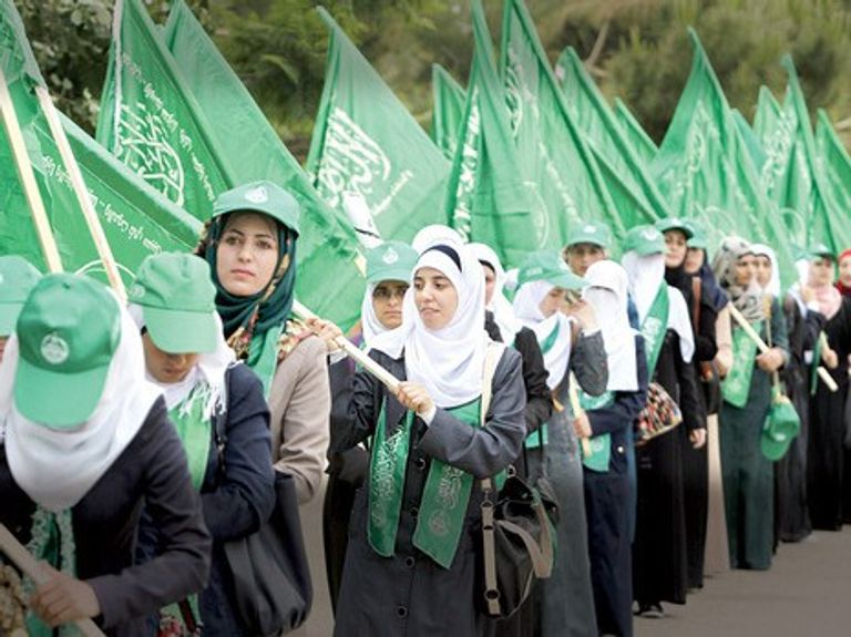 استعراض لعضوات حركة حماس يرتدين القبعات