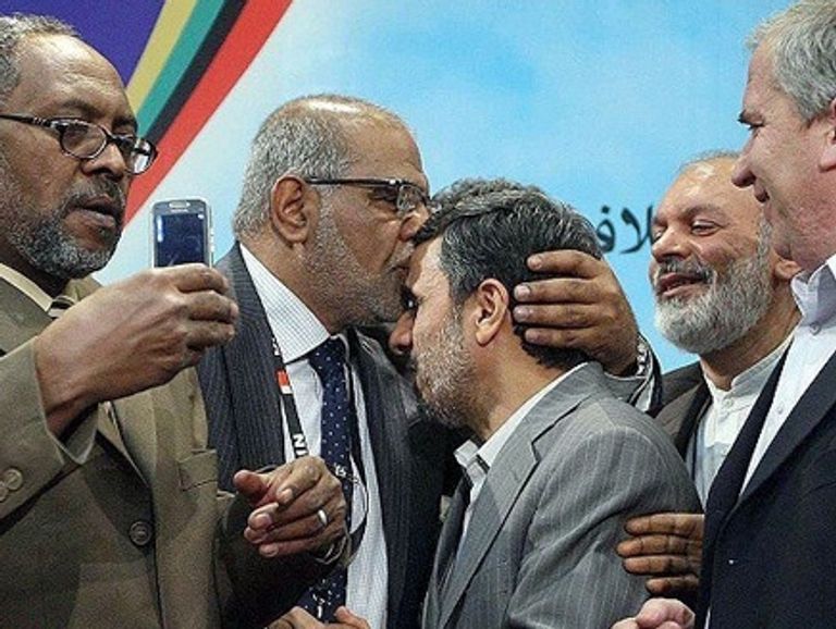 قيادات إخوانية تقبل رأس الرئيس الإيراني السابق نجاد قيادات من الإخوان وإيران في مؤتمر برعاية حزب الله في بيروت