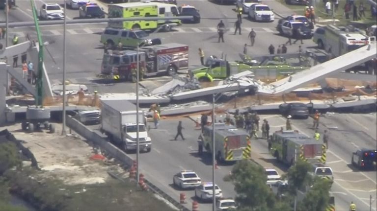 عربات الشرطة والإسعاف فى موقع الحادث صورة للجسر المنهار