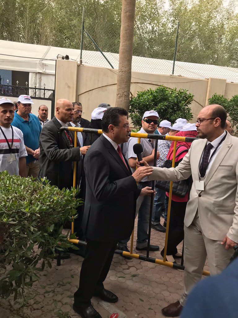 المصريون أمام السفارة بالكويت رئيس الهيئة الوطنية للانتخابات المستشار لاشين إبراهيم
