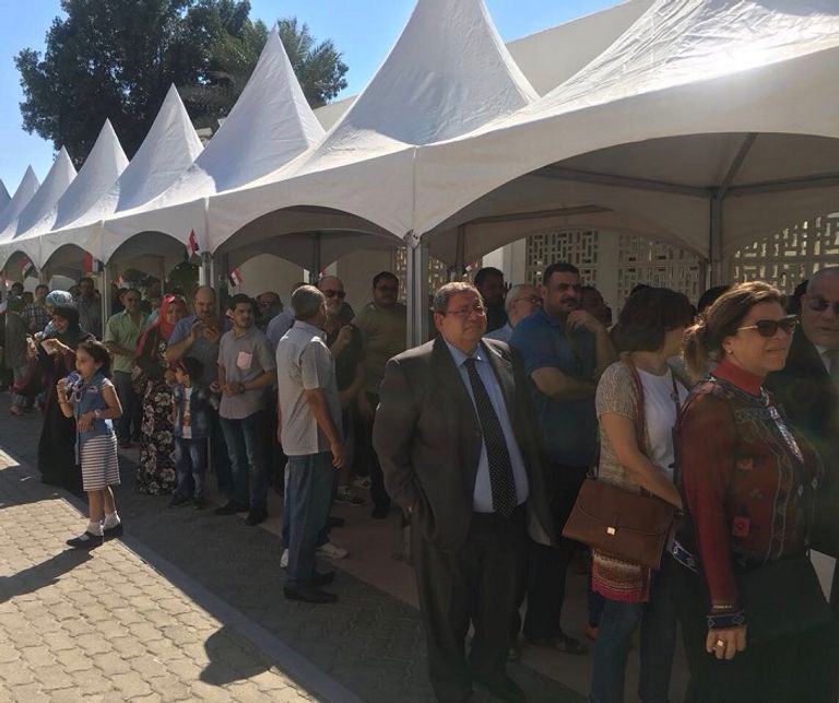 طوابير الناخبين المصريين في أبو ظبي رئيس الهيئة الوطنية للانتخابات المستشار لاشين إبراهيم