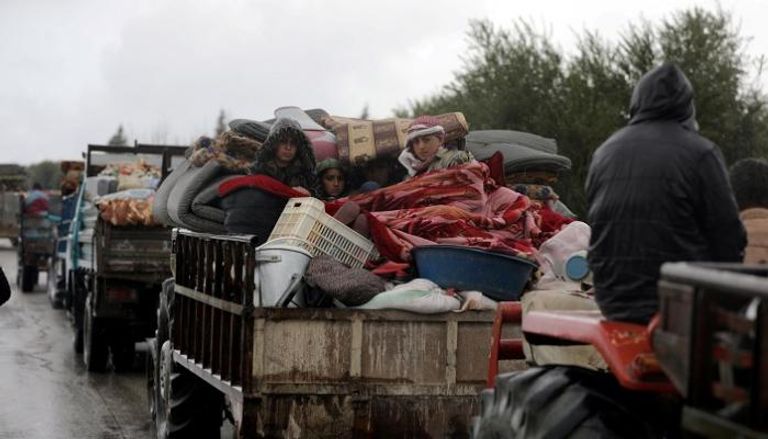 عائلات تخرج من عفرين هربا من القصف التركي للمدينة - رويترز