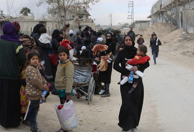 فرار جماعي للمدنيين من الغوطة الشرقية عائلات تخرج من عفرين هربا من القصف التركي للمدينة - رويترز