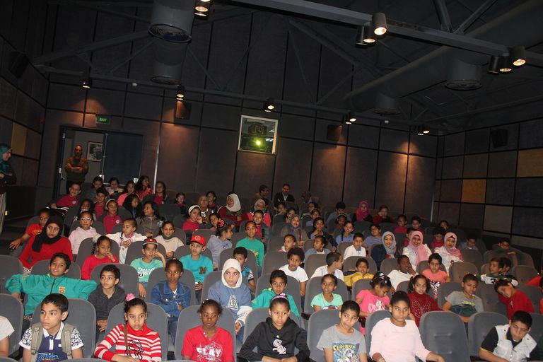 الأطفال يحضرون عرض "هاوا هاواي"