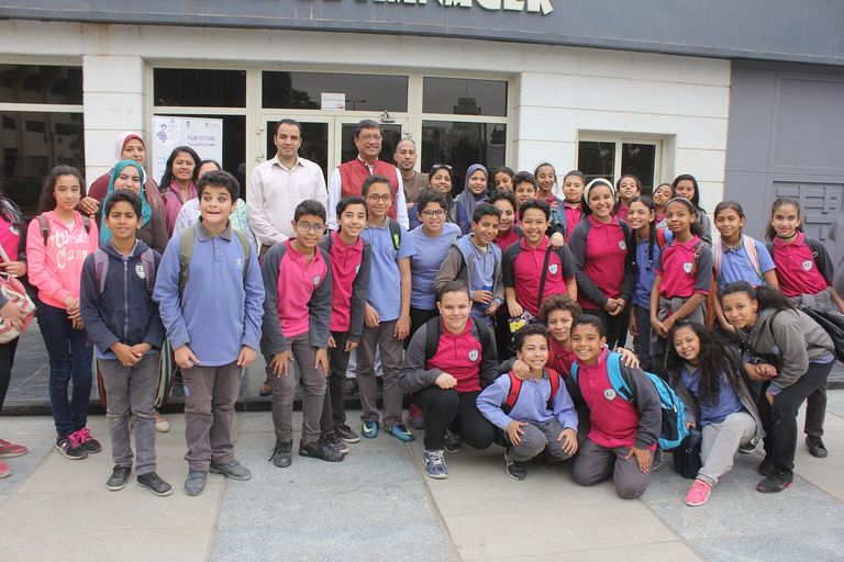 عدد من الأطفال والحضور والسفير الهندي لدى القاهرة