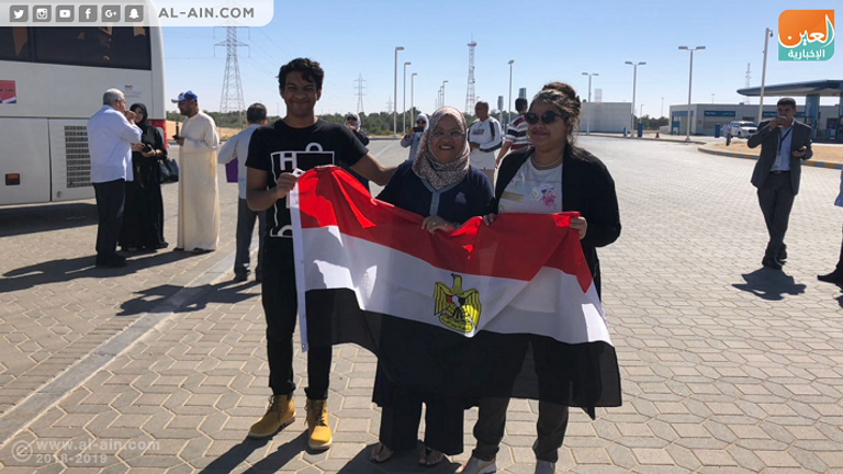 المصريون في الإمارات يتوجهون إلى المقار الانتخابية جموع المصريين قبل التوجه إلى المقار الانتخابية بالإمارات