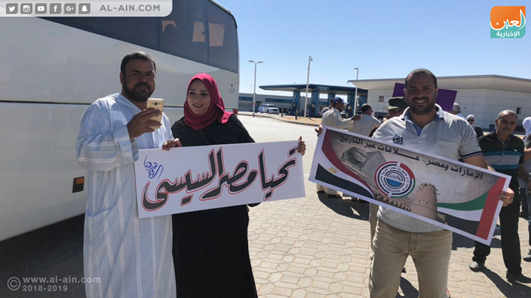 المصريون في مدينة العين قبل توجهمم إلى المقار الانتخابية جموع المصريين قبل التوجه إلى المقار الانتخابية بالإمارات