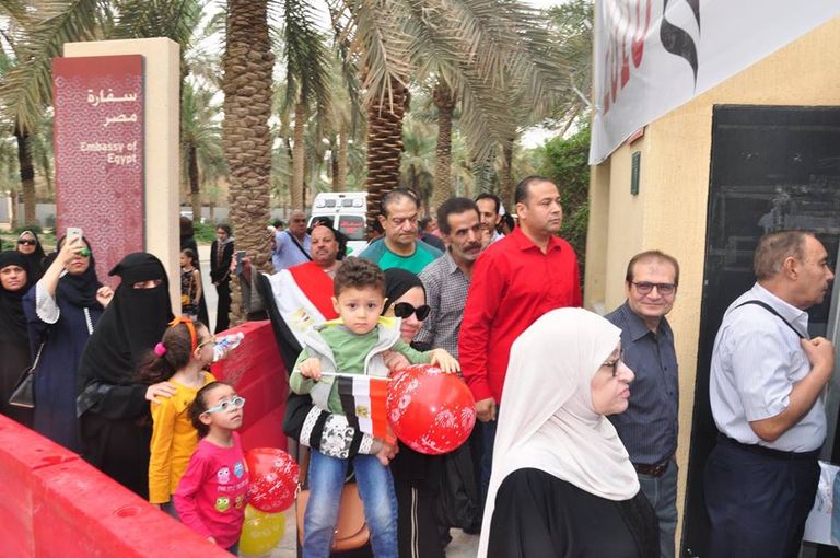 مختلف فئات الجالية المصرية بالسعودية حرصت على المشاركة من الساعات الأولى طوابير المصريين أمام السفارة بالرياض