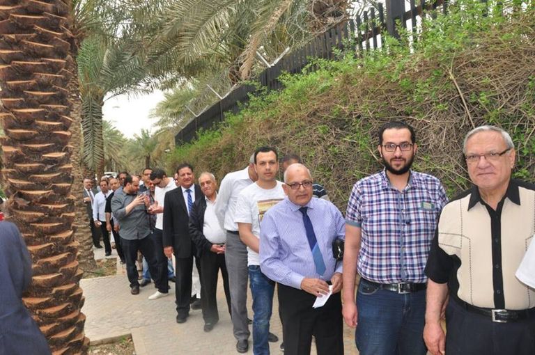 طوابير الناخبين المصريين امتدت لمئات المترات أمام السفارة بالرياض طوابير المصريين أمام السفارة بالرياض