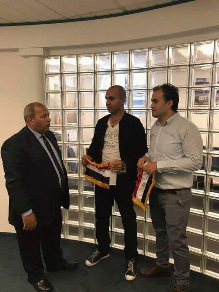 أحد المصريين بالخارج خلال الإدلاء بصوته في انتخابات الرئاسة 2018