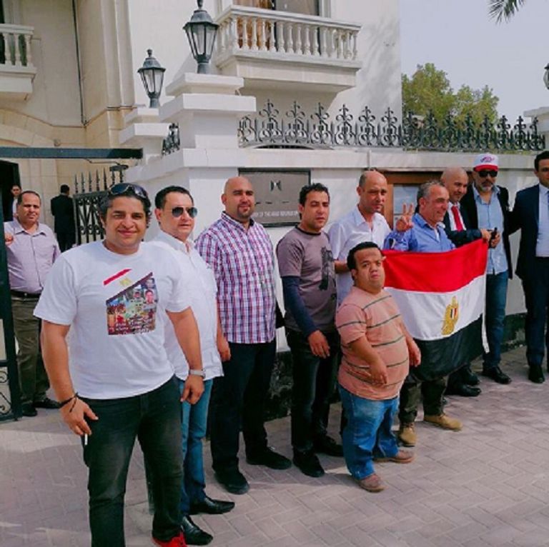 المصريون أمام السفارة في البحرين المصريون في البحرين ينتظرون الإدلاء بأصواتهم